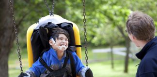 gehandicapt kind in rolstoel