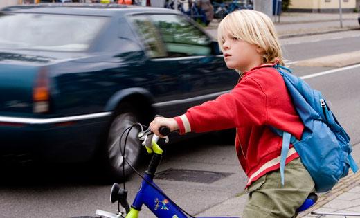 jongetje op fiets in verkeer